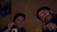 Sudah beranjak dewasa, Brooklyn tetap akrab dan dekat sekali dengan sang ayah. Bahkan ia merayakan ulang tahun sang Ayah, dengan mengajak David makan malam sambil mencicipi wine. Foto: Instagram @brooklynbeckham