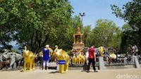 Turis tidak hanya berfoto dekat dengan patung, namun juga ada yang memanjatkan doa. Traveler yang datang berfoto dilarang juga menaiki dan berfoto di atas patung gajah. (Syanti/detikTravel)