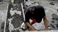Bupati Pekalongan, Asip Kholbihi, mengatakan pembangunan ulang Jembatan Kalikeruh di Kandangserang sedang direncanakan. Jembatan baru, kata dia, akan dibangun dengan panjang 60 meter dan lebar 5 meter.