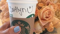 Pakai kuteks, Caitlyn pamerkan cup Starbucks dengan ejaan namanya yang benar. Wah, sosok 69 tahun ini sepertinya doyan ngopi ya. Foto: Instagram caitlynjenner