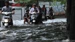 Curah Hujan Tinggi Jalan di Kawasan Cengkareng Tergenang
