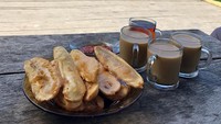 Ketika liburan ke Morowali, Sulteng, Anisha tak melewatkan ngemil pisang goreng cocol sambal dan kopi susu hangat. Duh pemandangan langit dan lautnya keren banget ya! Foto: instagram @anishadasuki
