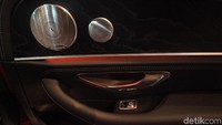 Dari dalam kabin mobil ini telah menggunakan Nappa Leather yang sebelumnya hanya digunakan mada S-Class. Selain itu tak lupa juga fitur standar seperti Widescreen Cockpit dan Keyles Go start.