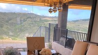 Siapa sangka ayah Kendall dan Kylie Jenner ini membuat table set begitu cantik. Ada bunga mawar putih yang siap mempercantik jamuannya di Hari Ayah. Foto: Instagram caitlynjenner