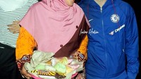 Bintang Chelsea, Eden Hazard dibuat seolah ingin meminta sajian tradisional yang dipegang seorang ibu-ibu. Tapi sayangnya ibu-ibu itu justru menggodanya. Sabar yaaaaaaaaaa deden, tulis Indra sebagai keterangan foto. Foto: Instagram indra.hakim