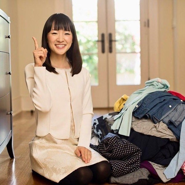 Metode KonMari sendiri adalah cara menata barang yang terdiri dari mengumpulkan, mengategorikan, lalu menyimpan hanya yang menciptakan kesenangan. Marie mengatakan jika cara tersebut sebagian terinspirasi dari ajaran Shinto. Karena metode revolusioner tersebut Marie masuk dalam daftar 100 orang paling berpengaruh di 2015. Foto: Instagram @mariekondo