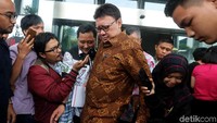 Nama Tjahjo ramai diberitakan usai disebut oleh Neneng saat menjadi saksi dalam persidangan perkara itu di Pengadilan Tipikor Bandung pada Senin, 14 Januari lalu.