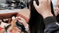 Liburan ke Jepang, Vicy cicip ramen Kindenmaru yang tersohor. Ia pun tak keberatan saat rambutnya dipegang sang kekasih. Foto: Instagram vicymelanie