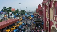 Stasiun Kereta Howrah Junction, stasiun kereta api tersibuk di India. Setiap harinya stasiun ini melayani sekitar 700 penumpang, jumlah yang cukup besar di India.Dok: Korkusung/shutterstock.com/worldatlas.com.