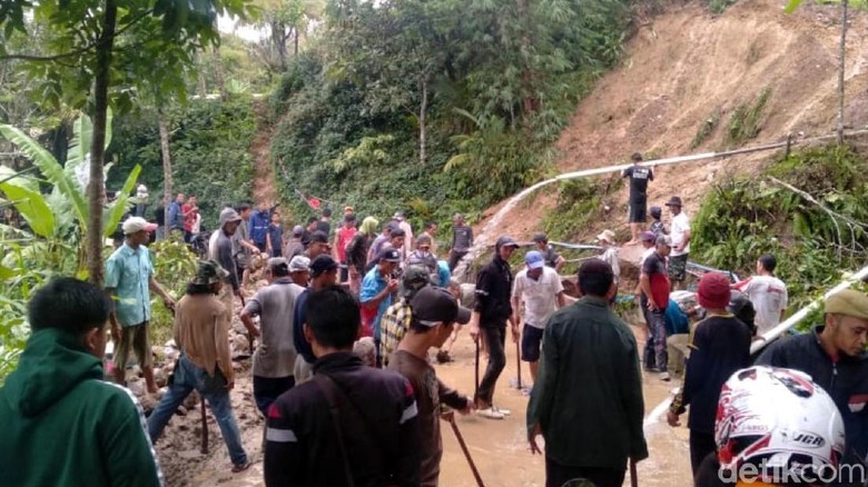 Longsor Timbun Jalan Desa Bumisari Cikidang Sukabumi Longsor Timbun Jalan Desa Bumisari Cikidang Sukabumi