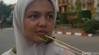 Bagaimanakah rasanya? Rasanya sama seperti kita makan ikan asin, gurih dan renyah dan ada rasa asin-asin dari penyedap. (Syanti/detikTravel)
