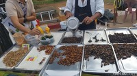 Ada sebagian turis yang tertarik dan merasa tertantang ingin mencoba. Namun juga banyak yang merasa jijik dan tidak sanggup memakan serangga-serangga ini. Nah kamu kelompok yang mana? (Syanti/detikTravel)