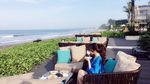 Pose Cantik Selebgram Aldira Chena Saat Makan Sushi dan Steak