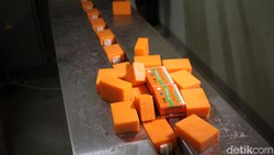 Baru-baru ini BPOM menggerebek sarana produksi obat dan kosmetika ilegal senilai Rp 30 miliar. Dari pabrik tersebut, juga disita produk sabun yang dipalsukan.