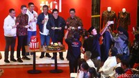 Erick Thohir memotong tumpeng saat peluncuran #01 Official Merchandise.