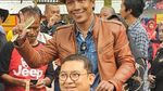 Potret Potong Rambut Pencitraan Ala Fadli Zon di Lokasi Jokowi Cukur