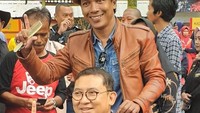 Fadli Zon meniru aksi potong rambut Presiden Joko Widodo (Jokowi). Aksi potong rambut yang disebut pencitraan itu pun dilakukan di lokasi yang sama dengan Jokowi, yakni di Danau Situbagendit, Garut, Jawa Barat. 