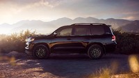 Soal tampilan bukan Land Cruiser namanya jika tidak menawarkan kemewahan kelas atas. Land Cruiser Heritage Edition ini akan memiliki kelir hitam yang disapa Midnight Black Metallic atau Blizzard Pearl Colors. Foto: Pool (autoevolution)