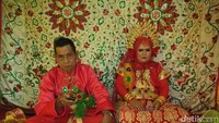 “Saya kenalan di kosnya langsung jatuh hati, karena merasa yakin saya langsung sampaikan niat saya untuk melamar karena saya serius, bahkan saya ungkapkan jumlah mahar yang akan saya berikan jika lamaran saya diterima “ ungkap Daeng Pato kepada wartawan. (Dok ist)