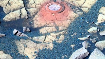Terlihat Opportunity coba menganalisa bebatian di dekat kawah Beagle. Foto: NASA