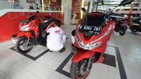Mekanik memperbaikin sepeda motor milik konsumen Honda. Istimewa/Honda.
