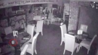 Dapur restoran dan ruang makan, jadi salah satu tempat favorit bagi para penunggu restoran di restoran yang berdiri di bangunan tua ini. Foto: Istimewa
