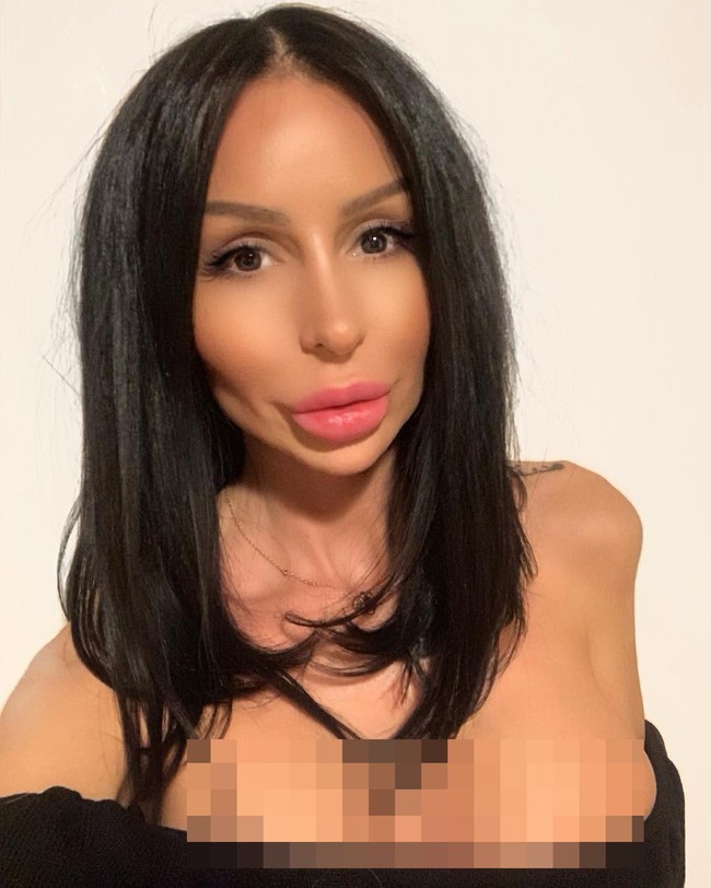 Penampilan Desi sepenuhnya terlihat palsu. Netizen bahkan menyebut wanita asal Bulgaria itu sebagai pabrik plastik. Foto: Intagram (@desi_dimitrov)