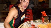 Musisi Robert Trujillo juga tak luput dari kreasi Agan Harahap. Di tangan seniman itu, Robert terlihat senang usai melahap sajian di sebuah restoran China. Foto: Instagram aganharahap