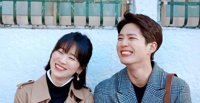 Kim Jin Hyuk yang diperankan Park Bo Gum dan Cha Soo Hyun yang dibintangi Song Hye-Kyo terlihat tersenyum bahagia di episode 16 Encounter. Foto: Dok. tvN