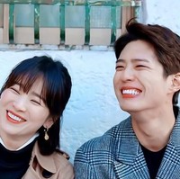 Kim Jin Hyuk yang diperankan Park Bo Gum dan Cha Soo Hyun yang dibintangi Song Hye-Kyo terlihat tersenyum bahagia di episode 16 Encounter. Foto: Dok. tvN