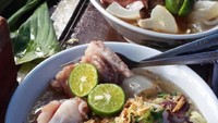 Kalau suka tulang muda sapi, daging iga dan tetelan, bisa pesan khusus. Beberapa penjual menyediakannya.  Foto : Instagram @inawatiadji