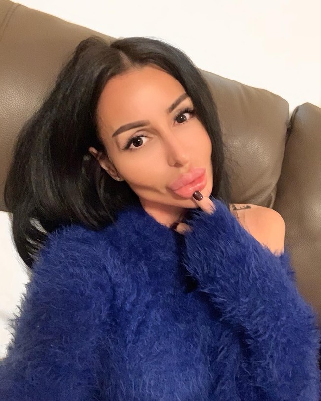 Wanita ini kecanduan operasi plastik. Saking kegilaannya dengan prosedur kecantikan, wanita bernama Desi Dimitrov ini sampai terlihat palsu. Netizen bahkan menyebutnya mirip monster. Foto: Intagram (@desi_dimitrov)