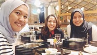 Hangout bersama teman-temannya, Anisha memilih makan di restoran Jepang. Mereka asyik menikmati shabu-shabu. Foto: instagram @anishadasuki