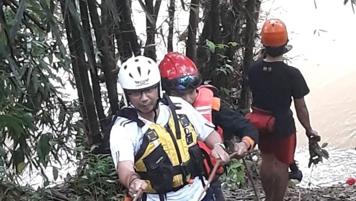Renang Saat Hujan Deras, Seorang Bocah Hanyut di Kali Ciliwung