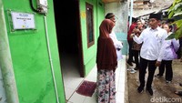 Jokowi bersama rombongan melewati gang sempit yang kurang lebih hanya muat dilewati oleh 3 orang secara berjejer.