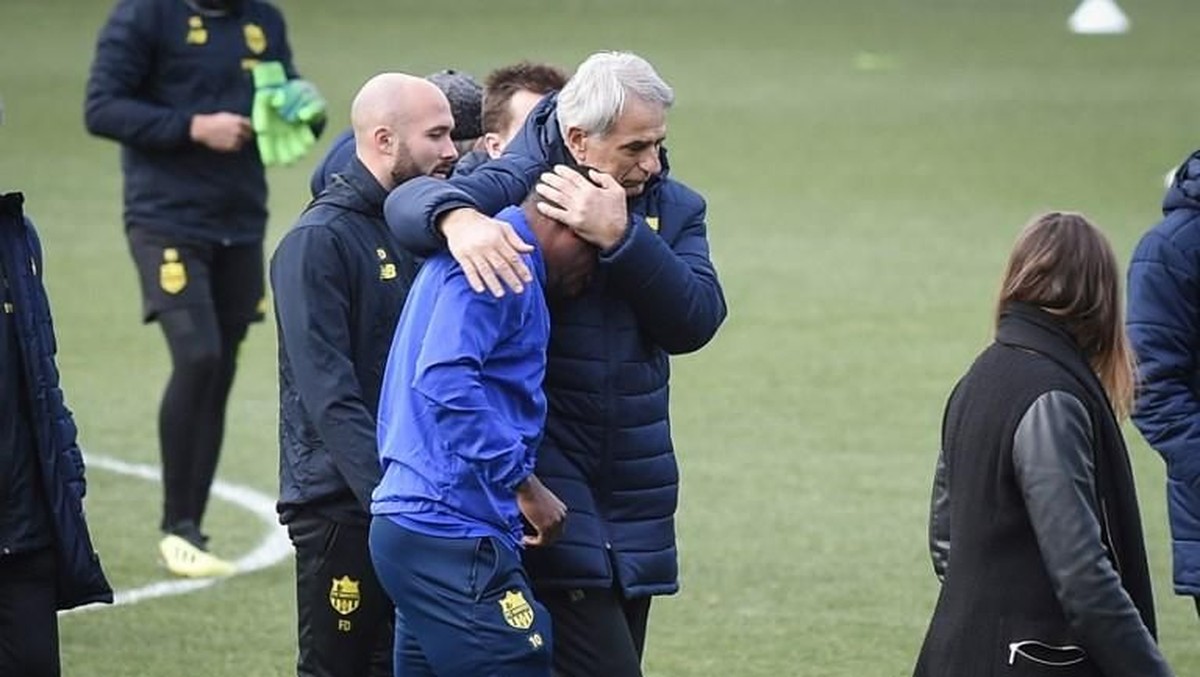 Pemain Nantes Majeed Waris menangis di tempat latihan di La Joneliere, La Chapelle-sur-Erdre, Prancis Barat, Kamis (24/1/2019) waktu setempat. (Foto: LOIC VENANCE / AFP)
