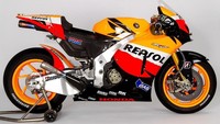 Honda RC212V edisi tahun 2010. Motor ini berhasil mengantar Dani Pedrosa finis kedua di klasemen ahir, kalah dari Jorge Lorenzo yang jadi juara dunia. Pedrosa meraih empat kemenangan, sementara Andrea Dovizioso sama sekali gagal finis di podium teratas (Instagram @motogp)
