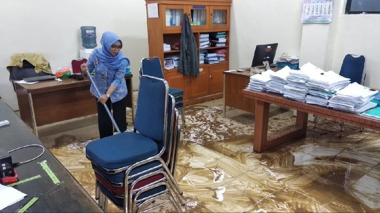 Usai Diterjang Banjir Sulsel, ASN Bersih-bersih Kantor Bupati Maros Usai Diterjang Banjir Sulsel, ASN Bersih-bersih Kantor Bupati Maros