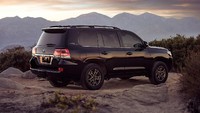 Warna hitam ini memiliki grill hitam, menambah kece tampilan Land Cruiser. Foto: Pool (autoevolution)