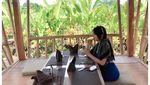 Pose Cantik Selebgram Aldira Chena Saat Makan Sushi dan Steak
