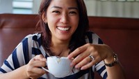 Tawa Anisha pecah saat menikmati segelas latte hangat. Tampaknya wanita ini memang suka banget minum kopi. Foto: instagram @anishadasuki