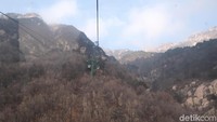Kabut tipis terlihat di mana-mana, tapi pemandangan Taishan justru makin magis (Bonauli/detikTravel)