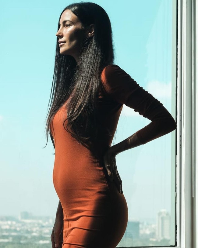 Namun 10 hari setelah foto bergaya dengan bikini itu diunggah ke Instagram, Fatima memamerkan lagi foto terbarunya yang berbeda dari sebelumnya. Kali ini Fatima menunjukkan perutnya sudah tampak menonjol. Bump decided to come out this week 😍 #5monthspregnant #19weekspregnant, tulisnya pada keterangan foto. Foto: Instagram @fatimarabago