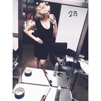 Alissa pun bercerita tentang pengalamannya menjadi model khusus payudara. Pose-pose yang terlihat bagus di kamera bisa jadi hasil kerja kerasnya berdiri atau bergaya dalam posisi yang kurang menyenangkan atau canggung. Seperti pee pee pose misalnya, kamu harus menyilangkan kakimu agar garis kakimu terlihat indah. Tapi di saat yang sama kamu terlihat seperti mau ke kamar mandi, jelas Alissa. Foto: Dok. Instagram