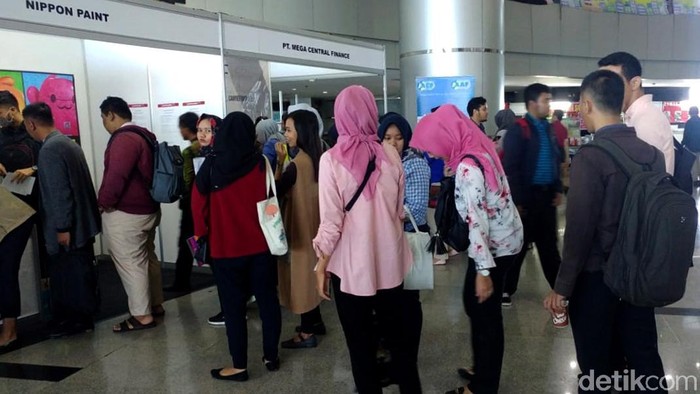 Meski Jakarta pagi ini diguyur hujan deras, namun antrean para pelamar kerja di bursa lowongan kerja di Smesco Convention Hall, Jakarta tidak surut.