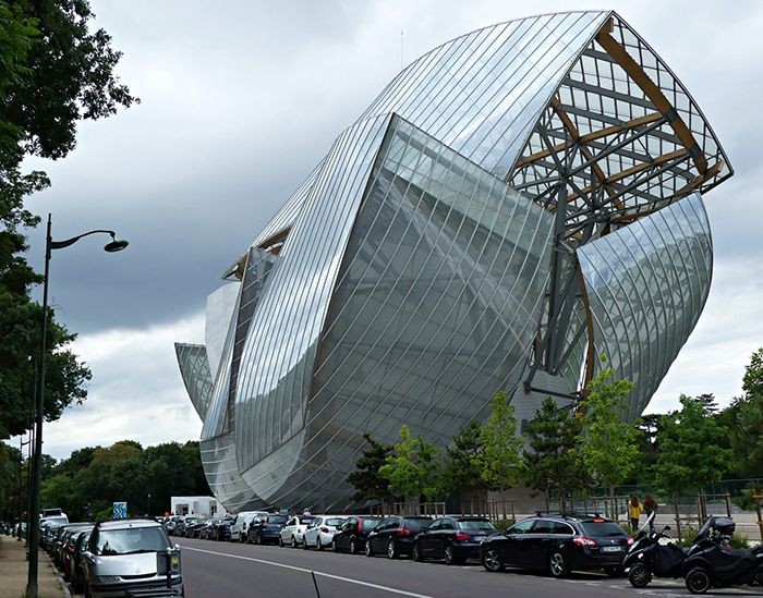 Frank Owen Gehry merupakan arsitek senior yang namanya telah mendunia. Karya Gehry tak hanya memiliki nilai seni tinggi tetapi juga unik. Penasaran? Yuk, lihat.