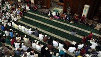 Usai menunaikan sholat Jumat, Jokowi membagikan sejumlah 204 sertifikat yang diperuntukan untuk tanah wakaf.