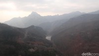 Dari loket kamu akan dibawa naik melewati lembah dan tebing Taishan. Hamparan bukit dan sungai bisa terlihat dari atas sini (Bonauli/detikTravel)