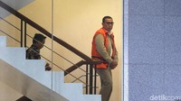 KPK menduga ada fee yang 19,13 persen dari total hibah senilai Rp 17,9 miliar atau senilai Rp 3,4 miliar. Adhi, Eko, dan kawan-kawan diduga menerima suap sekitar Rp 318 juta dari pencairan hibah tersebut. Sementara Mulyana diduga menerima Rp 100 juta dalam kartu ATM terkait pencairan hibah untuk KONI tersebut. Selain itu, Mulyana diduga menerima mobil Toyota Fortuner, uang Rp 300 juta, dan ponsel Samsung Galaxy Note 9.