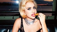 Makanan khas Padang emang disukain banyak orang. Tak terkecuali Lady Gaga. Lady Gaga kelihatan asik banget nih makan sepiring nasi Padang berlauk gulai ayamnya. Nyam! Foto: Instagram aganharahap
